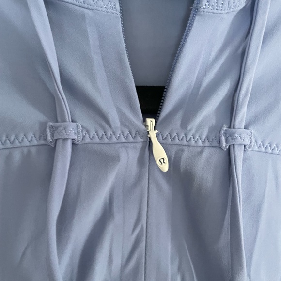 Lululemon UV quarter zip w hood size 4 periwinkle LIKE NEW - Picture 4 of 5